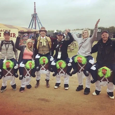 Costume Umpa Lumpa A Cavalluccio Adulto 4 Costume Umpa Lumpa A Cavalluccio Adulto - immagine 2