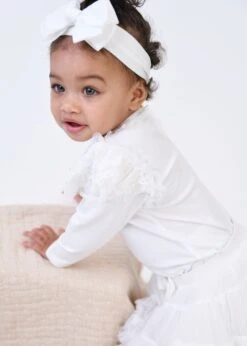 Primrose Lace Trim Babygrow Snowdrop -Angels Face Negozio Primrose Babygrow Snowdrop Lifestyle 3